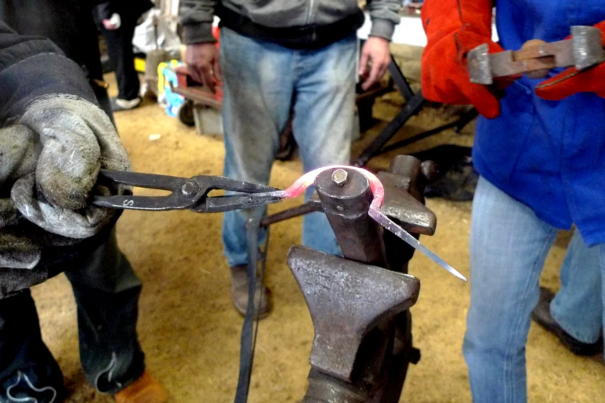 Fabrication d’une guimbarde à la forge devant plusieurs participants.