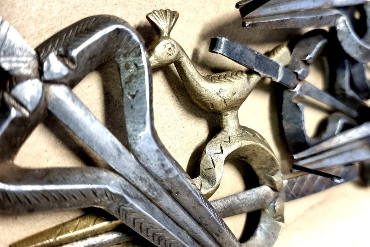 Détail de plusieurs guimbardes métalliques artisanales présentées ensemble.